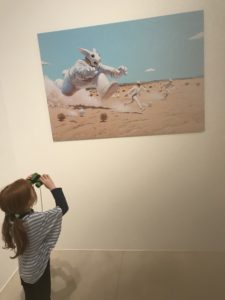 Möbiusausstellung mit Kind