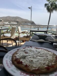Pizza im Hafen von Puerto Rico